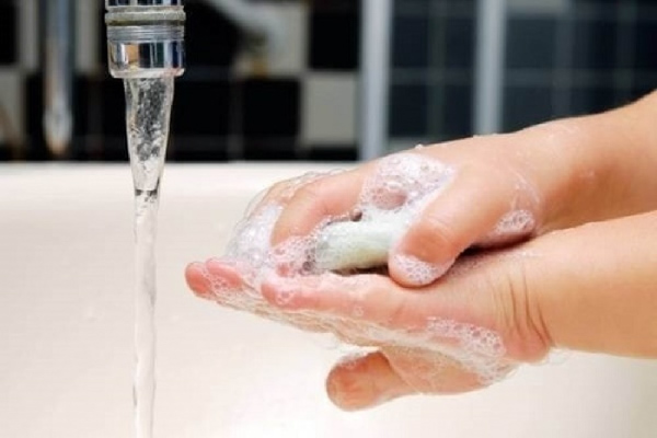 Rửa vết thương bằng nước sạch và xà phòng diệt khuẩn là điều quan trọng nhất