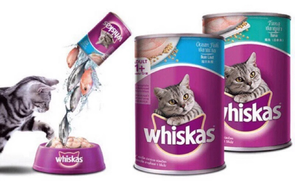 Thức ăn Whiskas cho mèo dạng ướt được đóng gói thành dạng túi hoặc lon